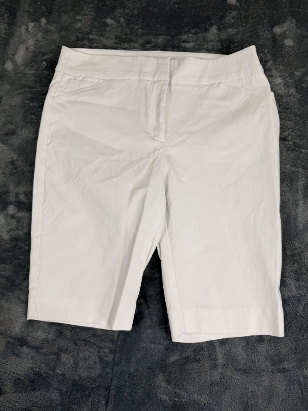 Attyre New York Womens White Bermuda Shorts Size 8